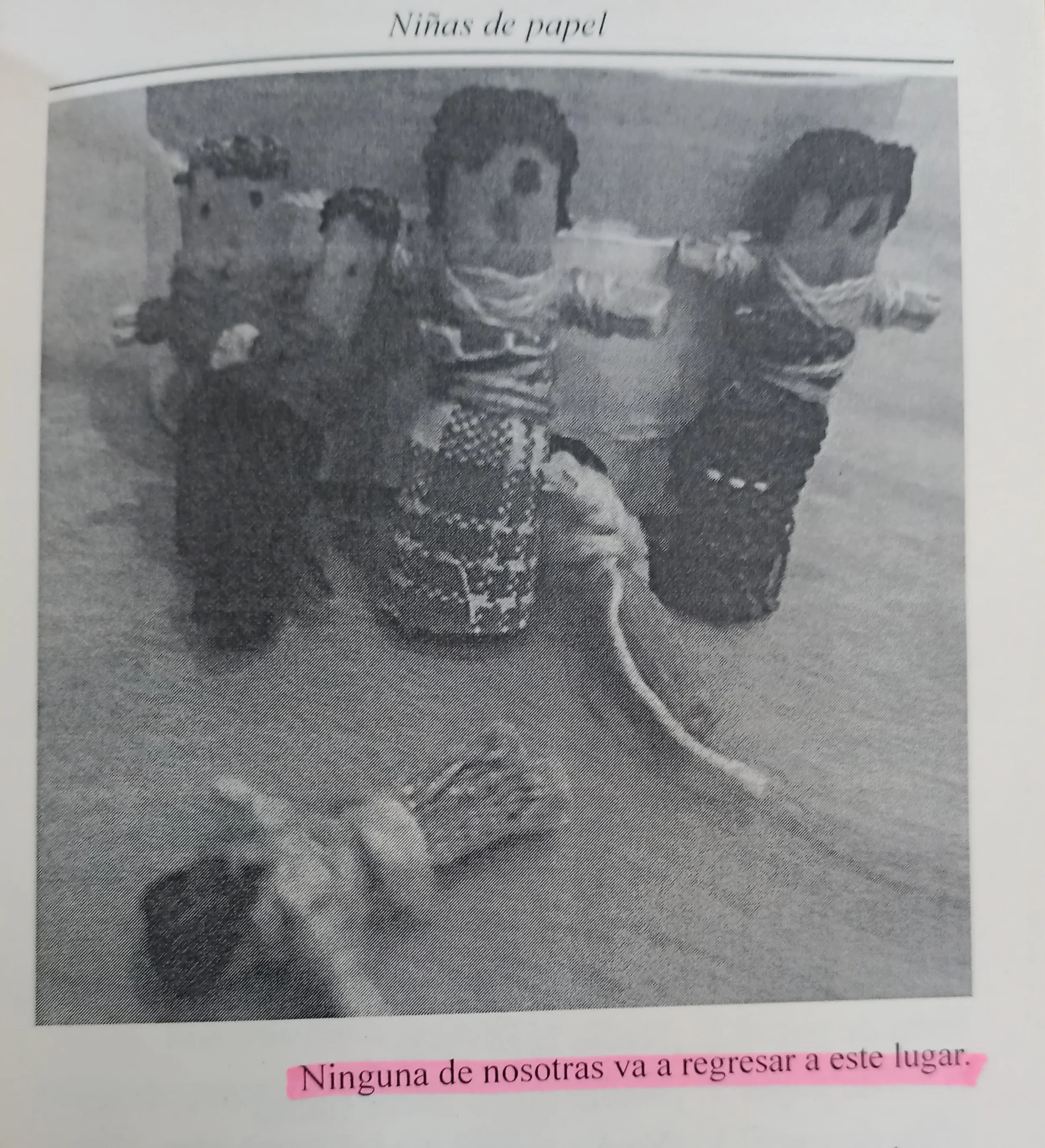  Fotografía y frase dentro del libro impreso. Foto: Jorge Fernández 